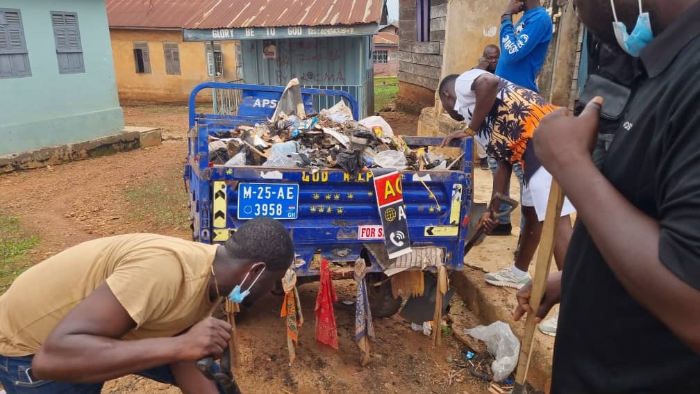 Volunteers desilting gutters and collecting refuse